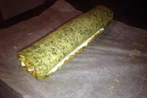Aperitiv rulada de spanac umpluta cu crema de branza