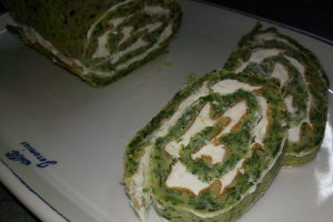 Aperitiv rulada de spanac umpluta cu crema de branza