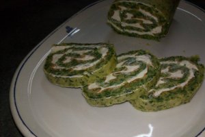 Aperitiv rulada de spanac umpluta cu crema de branza