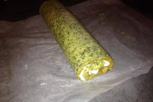 Aperitiv rulada de spanac umpluta cu crema de branza