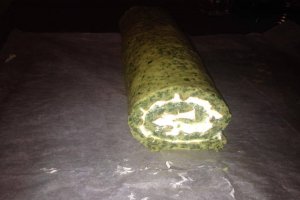 Aperitiv rulada de spanac umpluta cu crema de branza
