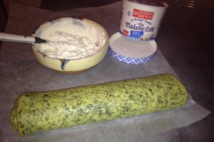 Aperitiv rulada de spanac umpluta cu crema de branza