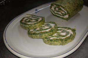 Aperitiv rulada de spanac umpluta cu crema de branza