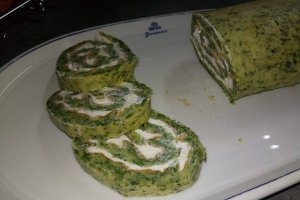 Aperitiv rulada de spanac umpluta cu crema de branza