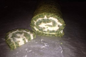 Aperitiv rulada de spanac umpluta cu crema de branza