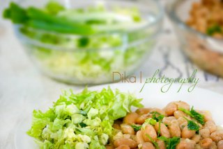 Fasole albă cu pâine prăjită şi salată