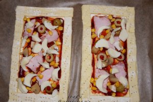 Mini pizza din foietaj