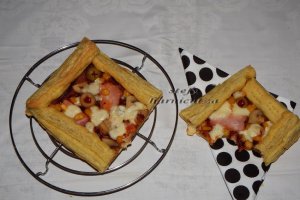Mini pizza din foietaj