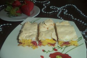 Desert prajitura cu capsuni si bezea