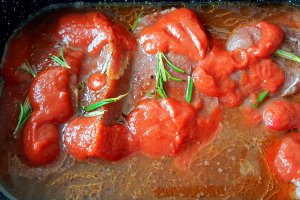 Friptura de vita cu cartofi in sos rosu, la cuptor