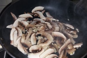 Tigaie de post cu mamaliga si ciuperci