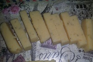 Aperitiv batoane din mamaliga și sos aioli