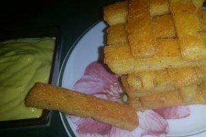 Aperitiv batoane din mamaliga și sos aioli