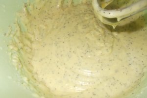 Desert briose cu lamaie si mac glazurate