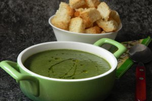 Supa crema de spanac cu broccoli si seminte de chia