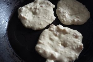 Aperitiv pancakes cu sunca si mozzarela