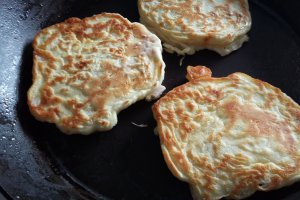 Aperitiv pancakes cu sunca si mozzarela