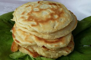 Aperitiv pancakes cu sunca si mozzarela
