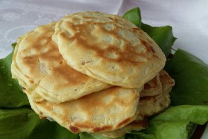 Aperitiv pancakes cu sunca si mozzarela
