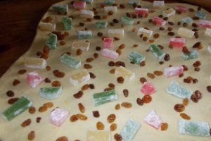 Desert cozonac de post cu rahat si stafide