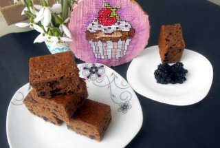 Desert prajitura cu dulceata de afine si ciocolata