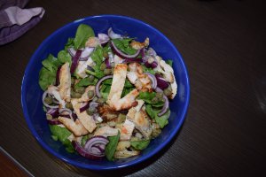 Salata de conopida cu carne de curcan