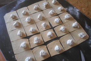 Ravioli umpluti cu ricotta serviti cu mazare
