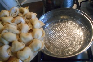 Ravioli umpluti cu ricotta serviti cu mazare