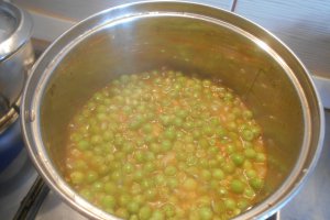 Ravioli umpluti cu ricotta serviti cu mazare