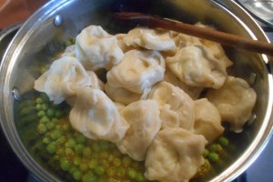 Ravioli umpluti cu ricotta serviti cu mazare