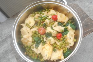 Ravioli umpluti cu ricotta serviti cu mazare