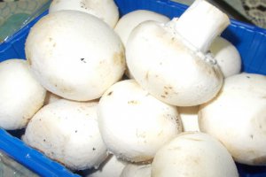 Ciuperci umplute pe pat de cartofi caliti cu ceapa