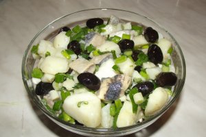 Salata cu scrumbie marinata