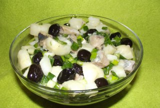 Salata cu scrumbie marinata