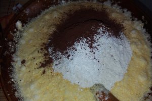 Desert negresa pufoasa cu ciocolata si capsune
