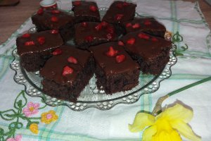 Desert negresa pufoasa cu ciocolata si capsune