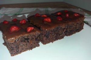 Desert negresa pufoasa cu ciocolata si capsune