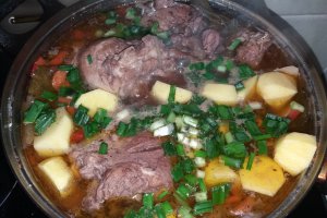 Tocanita cu carne de iepure si legume