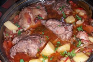 Tocanita cu carne de iepure si legume