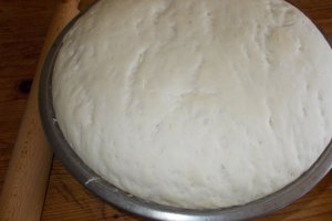 Desert cornulete de post cu nuca si dulceata de capsuni