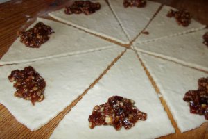 Desert cornulete de post cu nuca si dulceata de capsuni