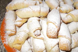 Desert cornulete de post cu nuca si dulceata de capsuni