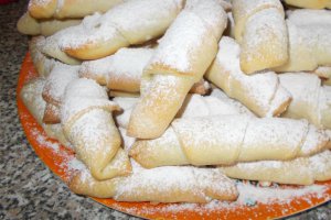 Desert cornulete de post cu nuca si dulceata de capsuni