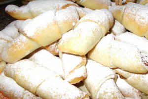 Desert cornulete de post cu nuca si dulceata de capsuni