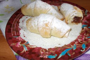 Desert cornulete de post cu nuca si dulceata de capsuni