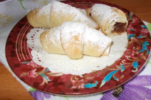 Desert cornulete de post cu nuca si dulceata de capsuni