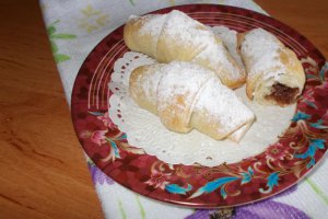 Desert cornulete de post cu nuca si dulceata de capsuni