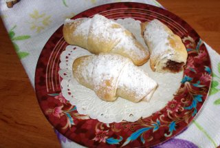 Desert cornulete de post cu nuca si dulceata de capsuni