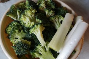 Supa crema de broccoli cu chips de parmezan