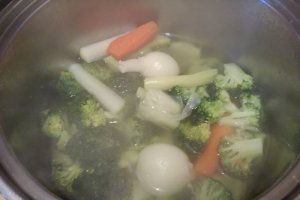 Supa crema de broccoli cu chips de parmezan